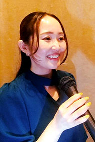 春名 史子